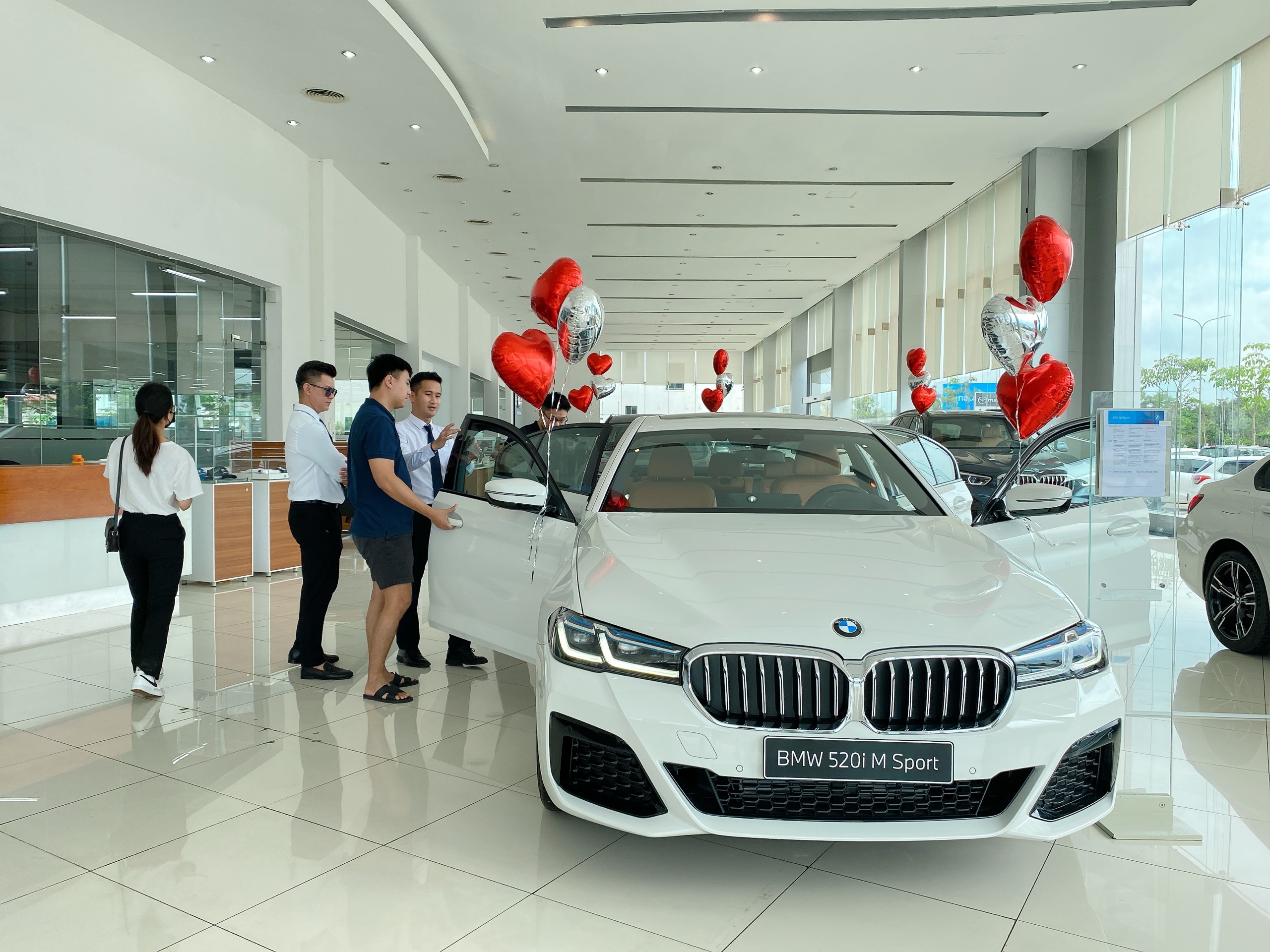 Khách hàng tư vấn ưu đãi xe BMW Vinh Hà Tĩnh